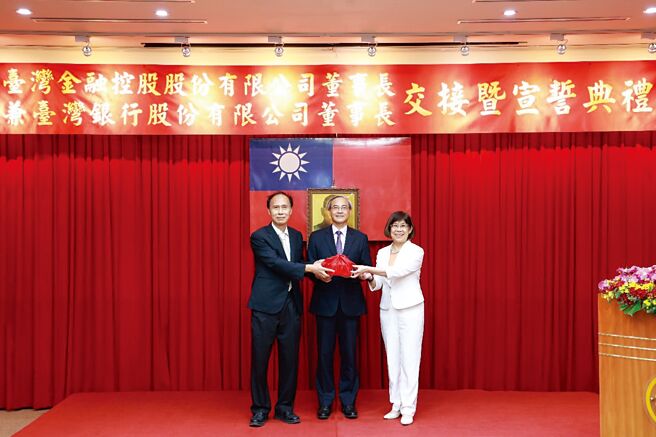 臺湾金控新任董事长凌忠嫄（右）宣誓就职，由财政部政务次长阮清华（中）监誓，并由卸任代理董事长魏江霖（左）移交印信予新董事长。图／臺湾金控提供
