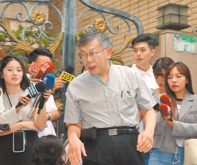 民眾党主席柯文哲假帐案风波延烧，柯文哲（前）18日受访时提出4项党务改革。（刘宗龙摄）