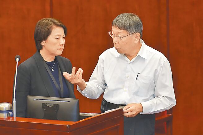 圖為2020年10月，時任台北市長柯文哲（右）至台北市議會專案報告，會後與副市長黃珊珊（左）交談密切。（本報資料照片）