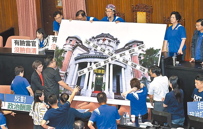 监察院针对在野党可能在审查预算时，对监院「先冻后废」，研拟要朝声请释宪办理。图为2020年立委表达废考监立场。（本报资料照片）