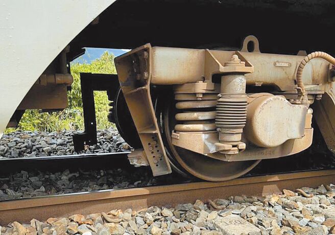 台铁402次太鲁阁号17日行经花莲东里至东竹间疑撞击石块，案经铁路警察深入追查，发现事故起因为1名少年认为好玩摆放石头在铁轨上所引起。（台铁公司提供／罗亦晽花莲传真）