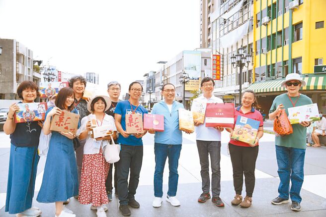 新北市长侯友宜（右四）18日率市府团队从板桥搭火车前往花莲，首站到花莲市金三角商圈採购并分享战利品。（罗亦晽摄）