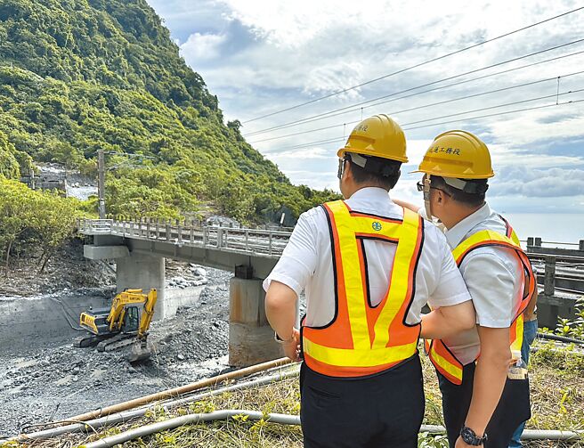 凱米颱風來襲造成台鐵北迴線西正線小清水溪橋遭土石流沖垮，台鐵公司正積極重建橋梁，力拚年底恢復通車。（台鐵公司提供／羅亦晽花蓮傳真）