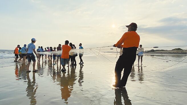「牽罟」又稱牽網，早期台閩地區先民出海討生活的一種傳統捕魚方式。（于家麒攝）