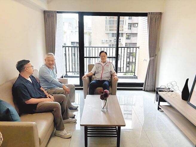 桃园市长张善政（右）18日至东门段公办都更社宅开箱，预计2024年9月受理申请登记，并于11月让通过资格的民眾看屋，2025年1月起租。（姜霏摄）