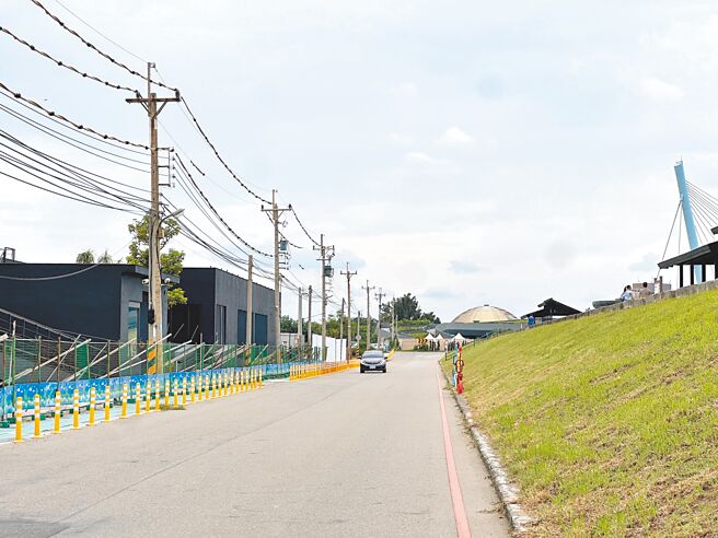 清水区高美溼地美堤街电线杆地下化工程，工程设置费约1800万，预计今年9月施工，共拆除约16只电杆及电线，还给高美溼地零电线杆美景。（立法委员蔡其昌服务处提供／张妍溱台中传真）