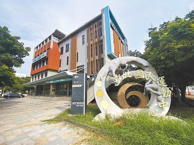 各地運動中心暑假期間幾乎天天客滿，然彰化市民眾發現彰北運動中心從暑期起封館整修，迄今仍大門深鎖。（孫英哲攝）