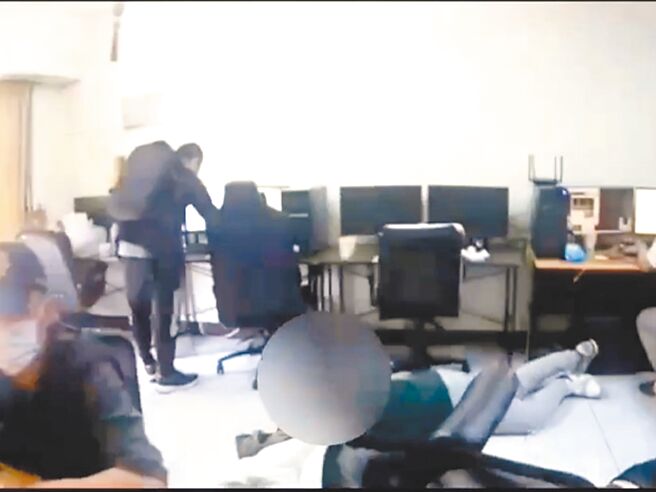 台中市以34歲陳姓男子為首的8人團隊，今年2月起租用西屯區某公寓大廈籌組博弈網站洗錢機房，警方3月5日破獲，檢方近日依賭博等罪偵結起訴陳等8人。（民眾提供／潘虹恩台中傳真）