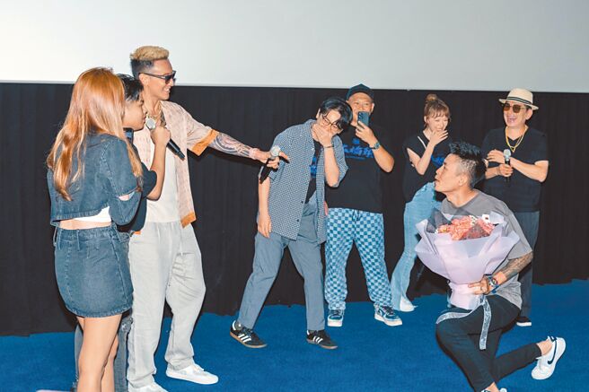 王陽明（左三）17日出席映後座談，助攻影迷求婚。（曼尼娛樂提供）