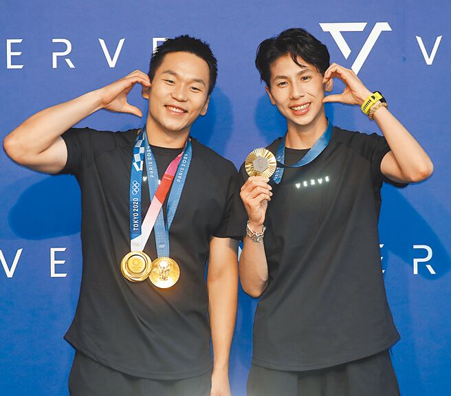 林郁婷（右）、李洋18日一起戴着奥运金牌亮相。（刘宗龙摄）