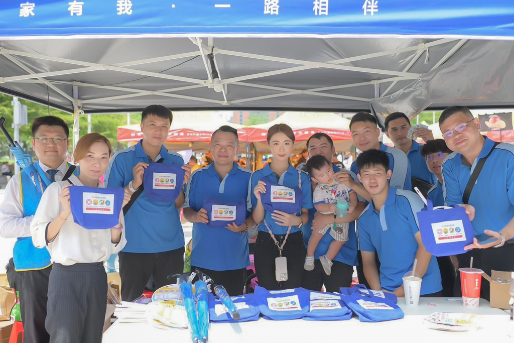 永慶加盟四品牌額外提供精美雨傘、實用口罩和手工肥皂等禮物，由台慶不動產夥伴協助捐血民眾兌換。(圖/永慶房產集團提供)