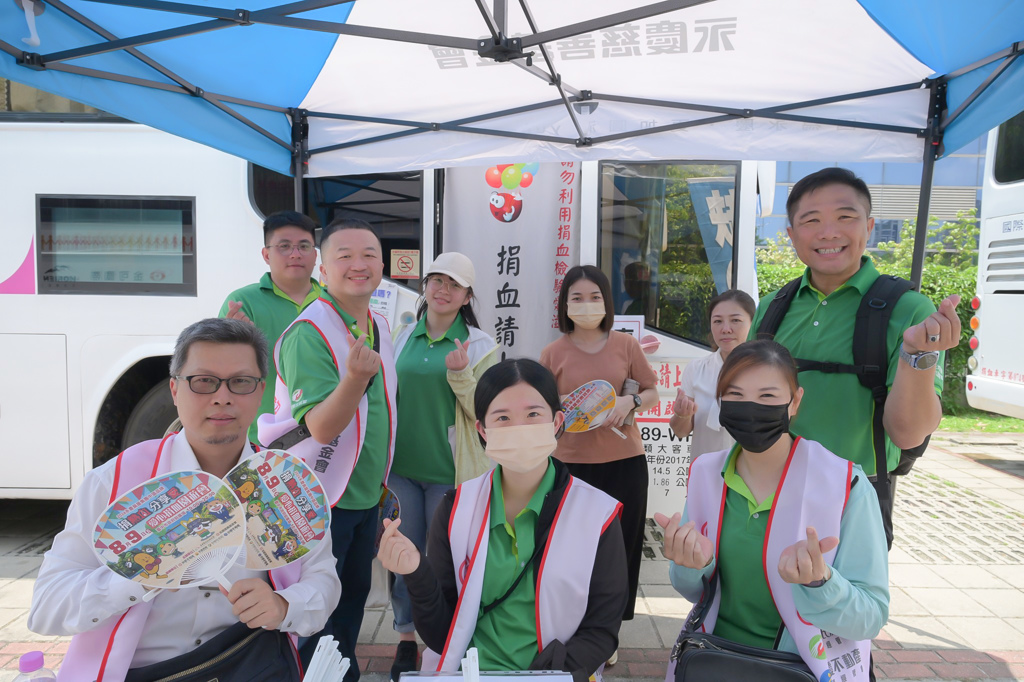 有巢氏房屋同仁輪流在捐血站擔任服務志工，維護排隊動線，助捐血活動圓滿順利。(圖/永慶房產集團提供)