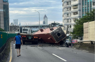 上班塞爆快改道！忠孝橋三重往北市 巨大鋼樑「脫落」橋下轎車遭殃