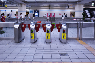 小情侶在捷運電話亭「她突下跪」網看傻：裡面有監視器