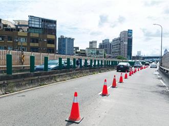 台一高架橋護欄遭掉落鋼樑撞破 工務局初估修復期約2月