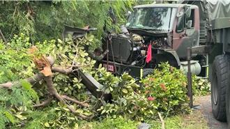 八軍團軍車拖火砲失控 自撞路樹釀7人受傷