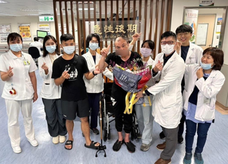 撐起五口之家！台中工人腦出血險癱瘓 復健半年康復獲新生