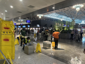 影》国门又丢脸！桃机二航厦大厅一排水瀑 原因曝光