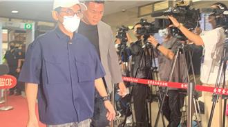 黃子佼今出庭再披「戰袍」 快步走進法庭 全程不發一語