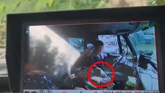 影》駕駛座誇張畫面曝光 八軍團軍車失控撞路樹「是人禍」