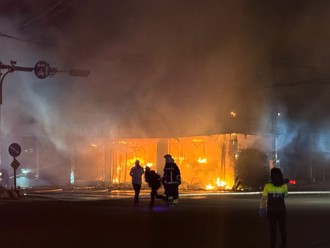 新豐鐵皮屋萊爾富超商火警 25名消防員搶救無人員傷亡