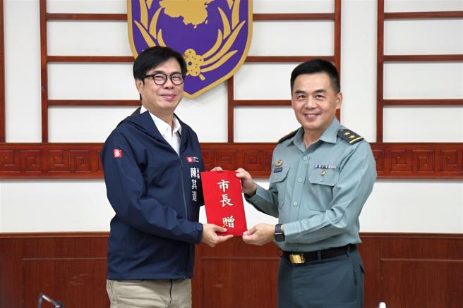 秋節將至，為感謝國軍官兵在「凱米」颱風的付出，使民眾迅速恢復正常生活，高雄市長陳其邁昨日率敬軍團慰訪陸軍8軍團指揮部，表達誠摯的感謝和敬意。（記者孫建屏攝）