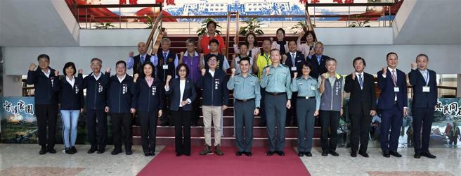  高雄市長陳其邁昨日偕同高雄市議會議長康裕成，率領各界首長慰訪陸軍8軍團指揮部，代表市民向國軍官兵表達誠摯的感謝和敬意。（記者孫建屏攝）