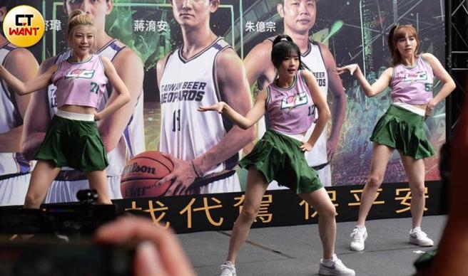 小枫（左起）、笑笑、草莓换上啦啦队服，在舞台上热舞卖力炒热气氛。（图／本刊摄影组）
