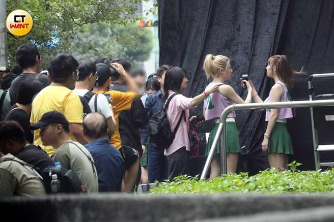 为了缓解酷暑，小枫跟草莓拿着一台风扇帮彼此散热。（图／本刊摄影组）