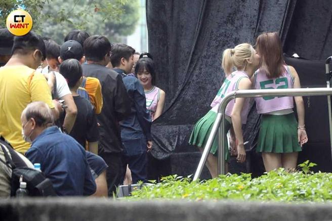 吹到一半，小枫忽然贴近草莓，形成一个微妙的画面。（图／本刊摄影组）