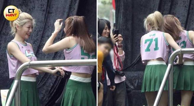 深怕草莓太热，贴心的小枫拿起风扇帮忙吹凉，从前胸吹到后背。（图／本刊摄影组）