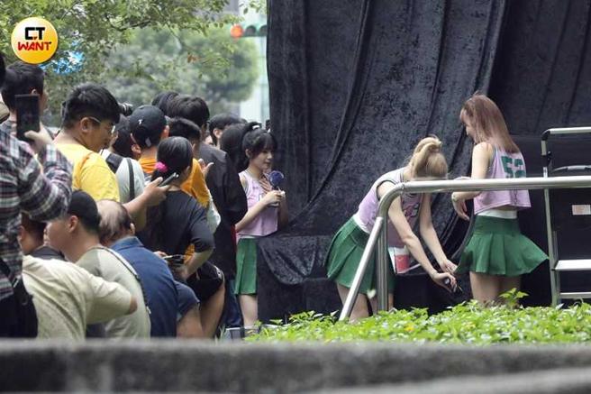 小小风扇吹力颇强，连草莓的裙摆也被吹掀起来。（图／本刊摄影组）