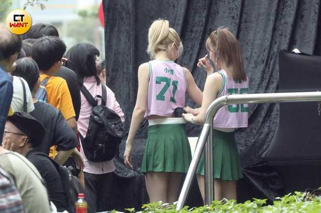 双姝似乎非常习惯互吹，草莓被服务完也拿风扇帮小枫降温。（图／本刊摄影组）