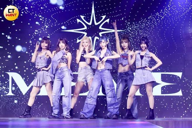 电豹女啦啦队由队长小枫领军成员笑笑、草莓、筱缇、安汝、语萱等人组成女团「MEME」。（图／林士杰摄）