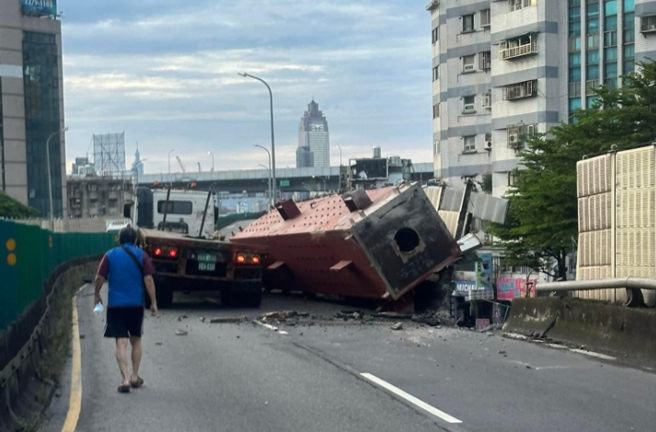 台一高架往北市，發生嚴重事故，巨型鋼樑從拖板車上掉落全線封閉，橋下車輛也遭受波及。（翻攝臉書我是蘆洲人）