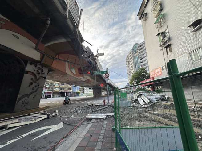 台一高架往北市，發生嚴重事故，巨型鋼樑從拖板車上掉落全線封閉，橋下車輛也遭受波及。（翻攝臉書爆料公社二社）