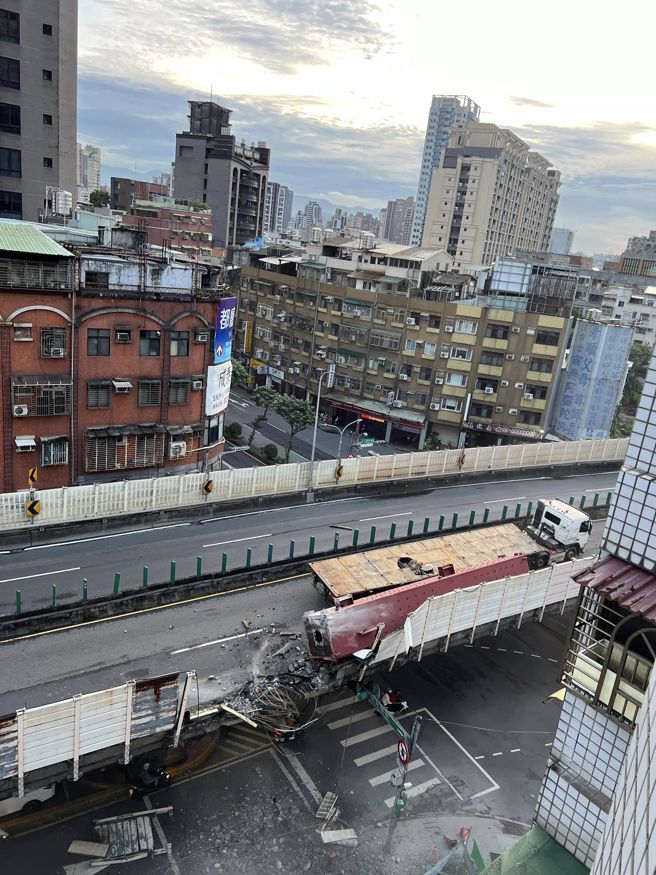 台一高架往北市，發生嚴重事故，巨型鋼樑從拖板車上掉落全線封閉，橋下車輛也遭受波及。（翻攝臉書新北交通族）