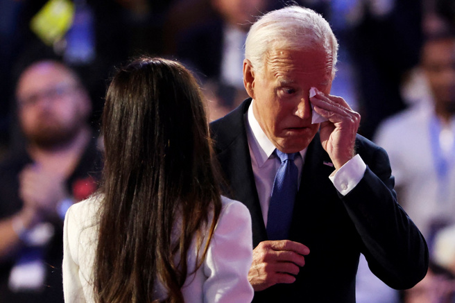 拜登19日出席民主党全代会发表演说，他上台后拥抱介绍他出场的女儿艾希莉，并擦拭眼泪。（路透社）