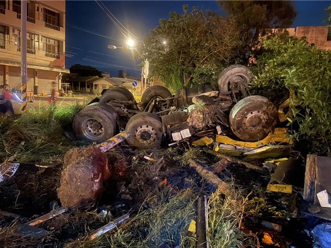 四湖乡发生联结车头擦撞民宅翻覆案件，现场如焦土。（云林县消防局提供）