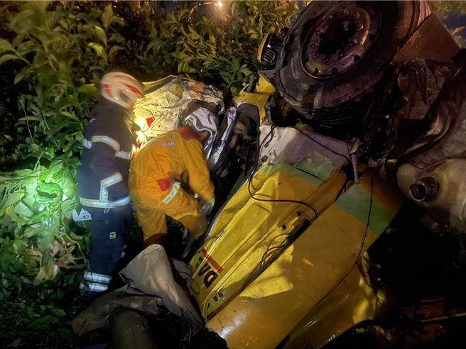 四湖乡发生联结车头擦撞民宅翻覆案件，现场如焦土。（云林县消防局提供）