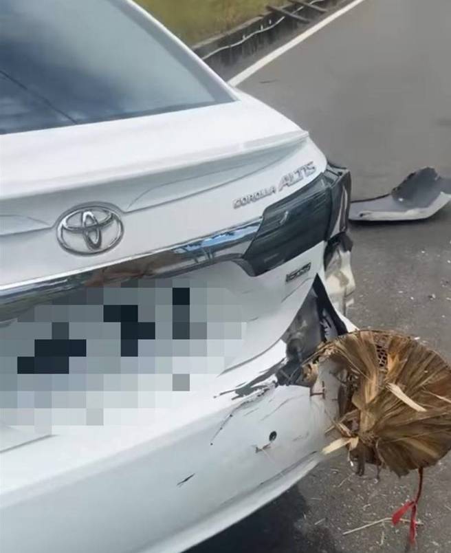 阿嬷的斗笠把汽车保险杆击碎。（翻摄自重机车友❘各区路况天气、资讯分享中心脸书）