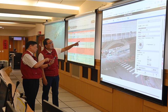 一辆联结车今（20）日清晨6时许行径忠孝桥新北往台北方向时，疑因未将车上钢梁绑紧造成钢梁坠落撞破忠孝桥护栏，桥梁一度全面封闭，稍早恢復单向通行。（新北市府提供）