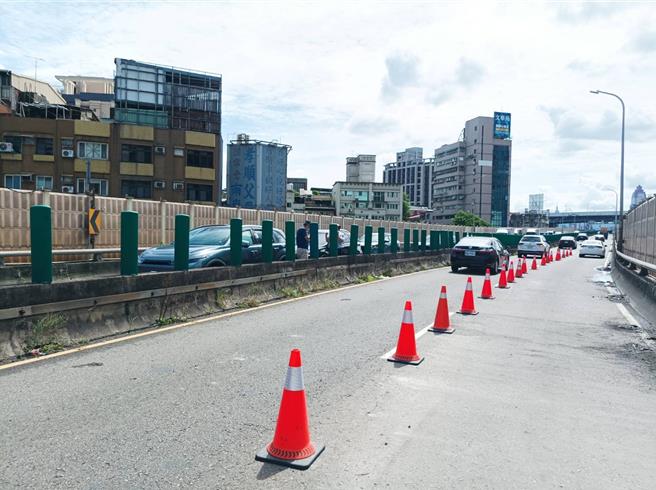 一輛聯結車今（20）日清晨6時許行徑台一高架接忠孝橋新北往台北方向時乘載物墜落撞破台一高架護欄，稍早恢復單向通行，新北市工務局養工處長鄭立輝表示，初評結果主體結構未受損害，修復期約2月。（新北市工務局提供）