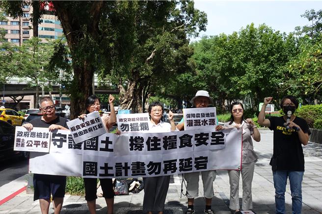 內政部今天舉辦國土計畫政策說明研討會，說明國土計畫政策內容及上路前準備工作，環團會前召開記者會。（監督施政聯盟提供／蔡佩珈台北傳真）