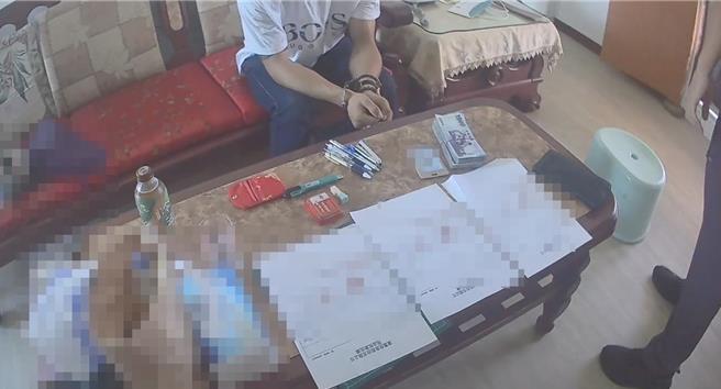 詐騙集團車手楊姓男子於今年6月被高雄岡山警方逮捕，圖為警方起出的假證件、面交的現金等證物。（資料照片／林瑞益高雄傳真）