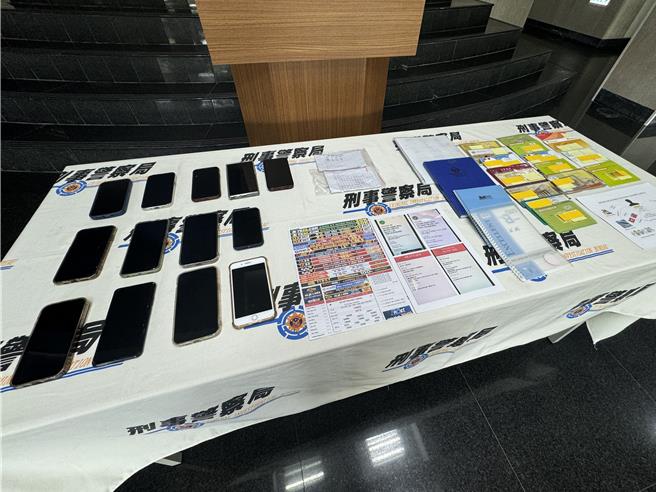 越南籍阮姓夫妻透過27歲洪姓男子與跨國不法集團合作，以小吃店、美容店為掩護從事簽賭、地下匯兌等不法情事，經數月調查，警方一舉查獲阮姓夫妻、洪男等涉案9人，依洗錢、賭博、違反《銀行法》等罪移送嘉義地檢署偵辦。（潘虹恩攝）