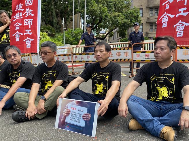 为抗议政府对公教退抚基金的拨补不足，全教总理事长侯俊良（右二）进行绝食抗议。（林志成摄）