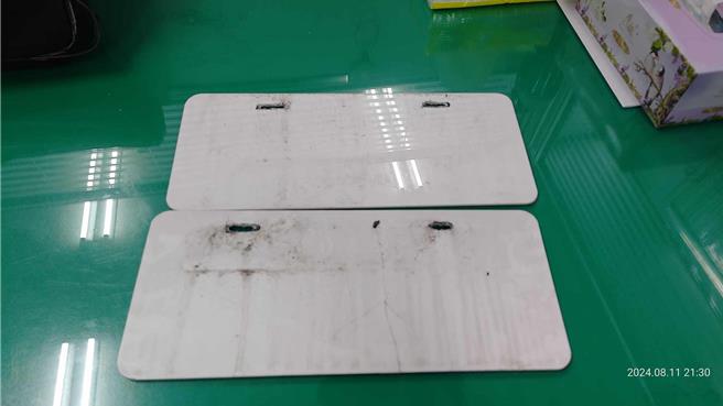 葉男偽造2面車牌。（民眾提供／李京昇台中傳真）