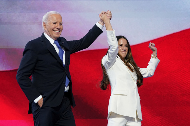 拜登在女儿艾希莉（上图右）介绍下走上民主党代表大会会场舞台。（路透社）