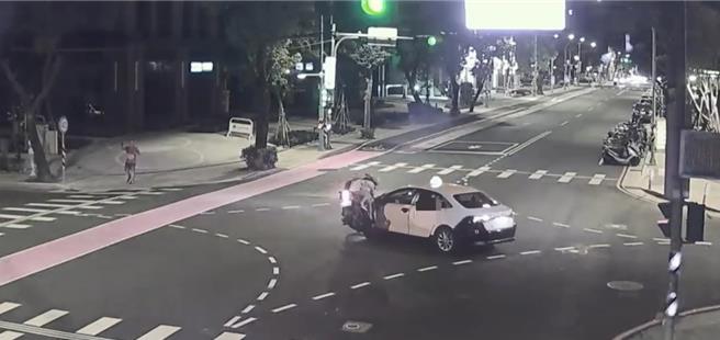 新北土城機車騎士違規4貼，在路口撞上未禮讓直行車之左轉小黃，兩車因此碰撞，機車也整個彈飛。（土城警分局提供）